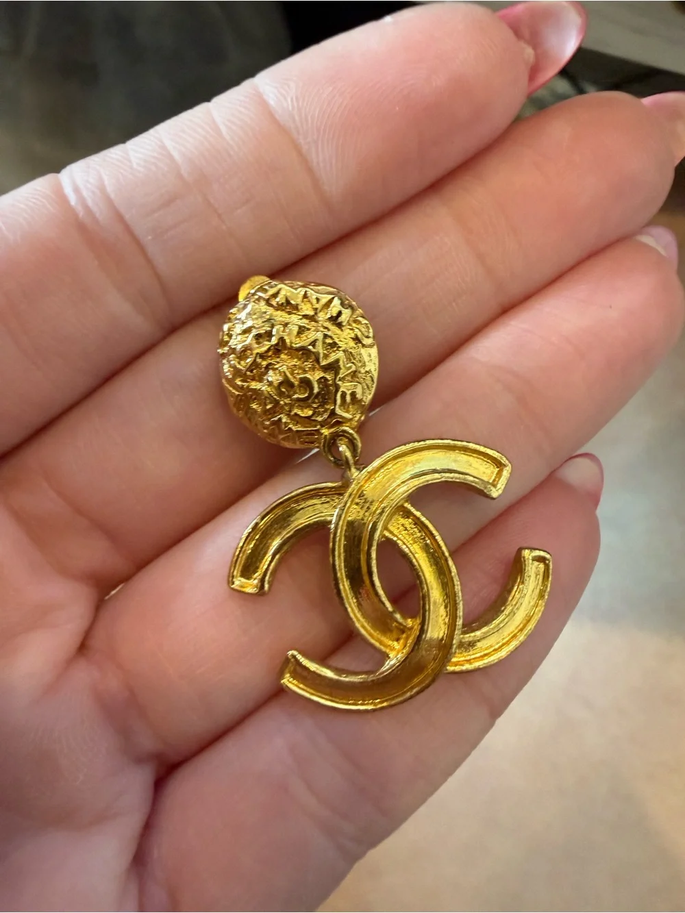 CHANEL vintage 1995 Gold Interlocking CC Clip Earrings